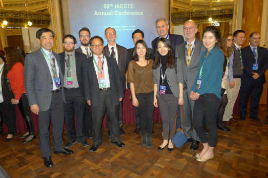 사단법인 국제벤처네트워크가 이공계 대학생의 국제 인턴교류를 증진하는 IAESTE의 2017년 총회를 서울에 유치했다. 유치단이 크로아티아 자그레브에서 열린 올해 IAESTE 총회에서 각국 대표들과 기념촬영을 하고 있다.국제벤처네트워크 제공